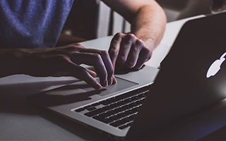 欧国联镜头一给到VAR，全场就知道不妙了，开云网页入口：关键镜头被切走